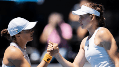 Drama en Riad Iga Świątek sufre un colapso y cae ante Jelena Rybakina en un duelo crucial de las Finales WTA (Foto por Xinhua Alamy Stock Photo)