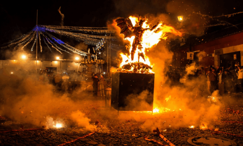 Fuego Purificador La 'Quema del Diablo', el Inicio Mágico de la Navidad en Guatemala (Foto por Diego André Rivera)