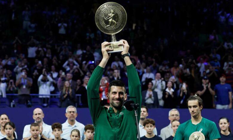 Novak Djokovic celebra su título 101 con una foto icónica en Grecia