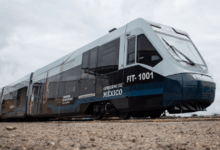 El Gobierno de México, a través de la SICT, dio el banderazo de inicio de la construcción del tramo ferroviario de pasajeros Arroyo El Sauz-Nuevo Laredo, un segmento de la ruta principal Saltillo-Nuevo Laredo (396 km).