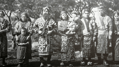 Los Ainu son pueblos originarios históricamente asentados en Hokkaidō (norte de Japón), las islas Kuriles y la isla de Sajalín. Tras siglos de contacto con japoneses y rusos, sufrieron políticas de colonización y asimilación especialmente intensas durante la era Meiji.