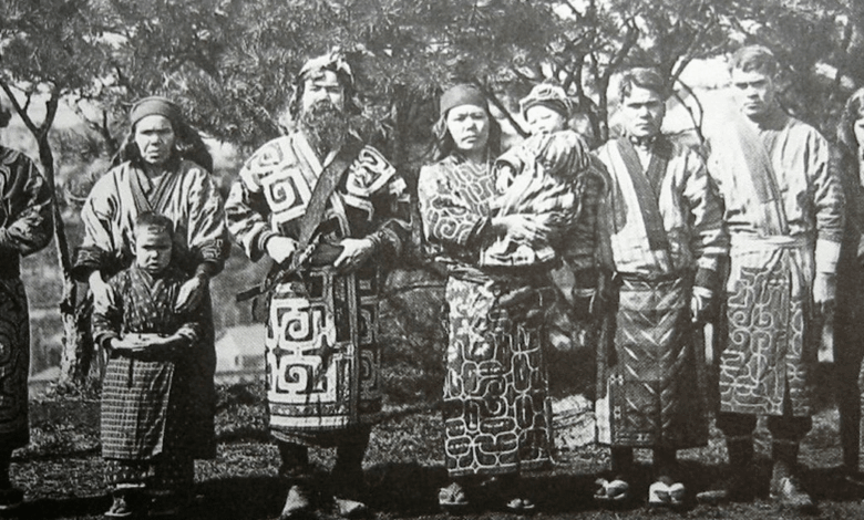 Los Ainu son pueblos originarios históricamente asentados en Hokkaidō (norte de Japón), las islas Kuriles y la isla de Sajalín. Tras siglos de contacto con japoneses y rusos, sufrieron políticas de colonización y asimilación especialmente intensas durante la era Meiji.