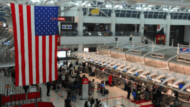 La FAA anunció que desde el viernes reducirá un 4 % de los vuelos diarios en los principales aeropuertos de EE. UU., con aumento progresivo hasta 10 % si persiste el paro del gobierno, lo que impacta una temporada alta de viajes y eleva los riesgos de interrupciones y demoras.