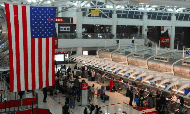 La FAA anunció que desde el viernes reducirá un 4 % de los vuelos diarios en los principales aeropuertos de EE. UU., con aumento progresivo hasta 10 % si persiste el paro del gobierno, lo que impacta una temporada alta de viajes y eleva los riesgos de interrupciones y demoras.