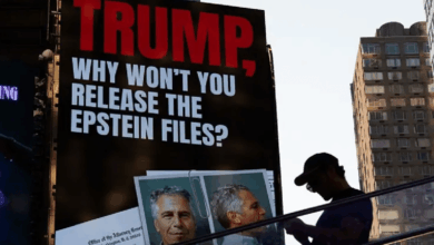 Este 12 de noviembre de 2025, demócratas del comité de supervisión de la United States House Committee on Oversight and Government Reform divulgaron tres correos electrónicos de la herencia de Jeffrey Epstein que mencionan a Donald Trump