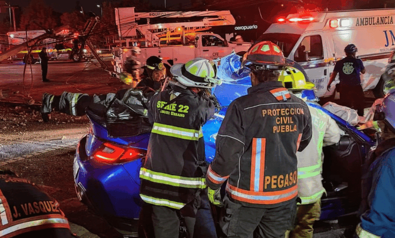 La madrugada del 22 de noviembre de 2025, un automóvil deportivo chocó contra un poste en la Vía Atlixcáyotl de Puebla mientras participaba en “carreritas” con otros dos vehículos. El impacto fue tan fuerte que los tres jóvenes quedaron prensados. Servicios de emergencia confirmaron la muerte de uno de ellos y la hospitalización de los otros dos tras varios minutos de maniobras de rescate.