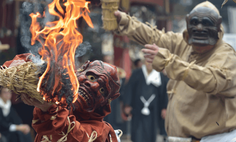 Los oni —a menudo traducidos como “ogros” o “demonios”— tienen orígenes complejos y una presencia viva en rituales como Setsubun o el Namahage; lejos de ser sólo monstruos, muchas prácticas populares los usan para purificar, amedrentar o incluso proteger.