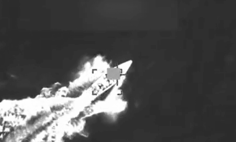 El jueves, el secretario de Defensa estadounidense Pete Hegseth anunció que tres personas fallecieron al atacar una embarcación en el mar Caribe que, según EE. UU., operaba para una organización terrorista dedicada al narcotráfico.