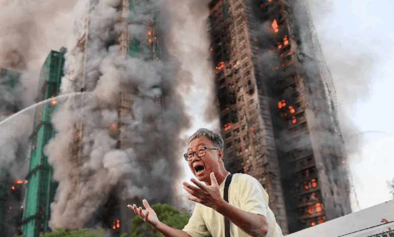 Un incendio devastador en un complejo residencial del distrito Tai Po, en Hong Kong, dejó como saldo preliminar al menos 13 personas muertas y 15 heridas.