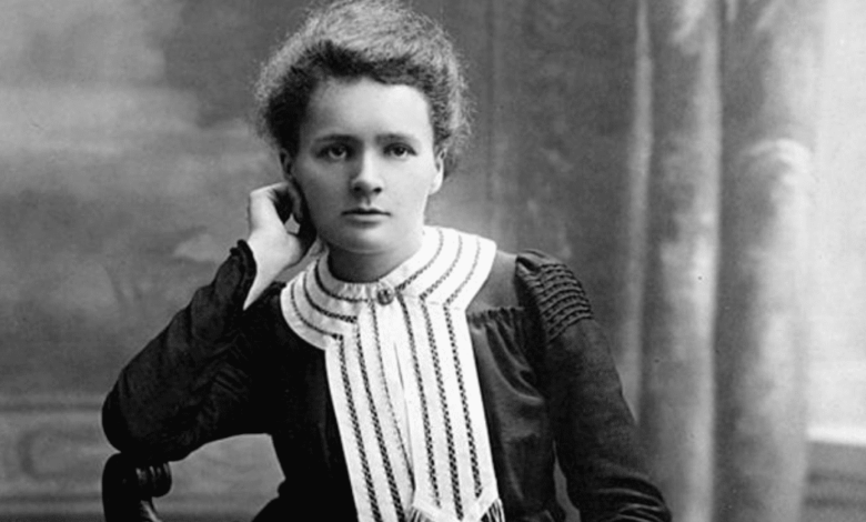 En su natalicio, 7 de noviembre de 2025, recordamos a Marie Curie, la primera mujer que ganó un Premio Nobel y la única persona en lograrlo en dos disciplinas — física (1903) y química (1911) — cuyas investigaciones sobre la radiactividad marcaron el siglo XX y siguen influyendo hoy.