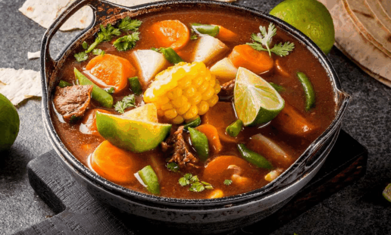 Un abrazo al paladar Mole de Olla, el caldo mexicano perfecto para recibir el frío de noviembre (Foto por Rimma_BondarenkoiStockGetty Images)