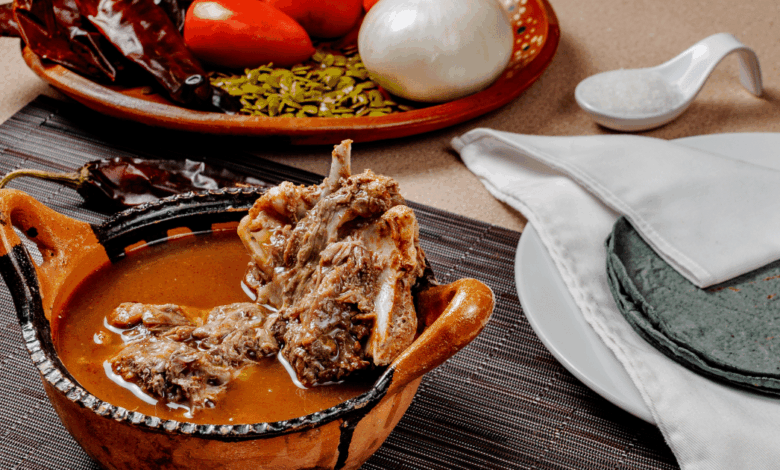 En Puebla hay un platillo delicioso, con mucha historia, suma dedicación y que sólo se encuentra entre los meses de octubre y noviembre en la ciudad: el Mole de Caderas