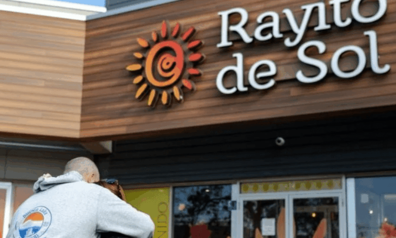 El 5 de noviembre de 2025, agentes federales detuvieron a Diana Patricia Santillana Galeano, maestra en el Rayito de Sol Spanish Immersion Early Learning Center de Chicago, después de que, según DHS, ella huyera de una parada de tráfico; testigos y representantes locales aseguran que los agentes la ingresaron y la arrestaron dentro de la guardería, generando pánico entre padres y menores.