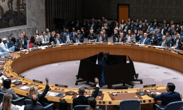 Una resolución presentada por Estados Unidos en el Consejo de Seguridad de la ONU obtuvo luz verde, marcando un respaldo clave a una propuesta que busca la desmilitarización de Gaza y una transición hacia la reconstrucción, aunque enfrenta fuertes críticas por parte del grupo gobernante en el territorio.