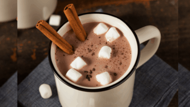 Te guiamos paso a paso para lograr un chocolate caliente espeso y lleno de sabor, con una variante gourmet que utiliza bombones de chocolate oscuro para una experiencia aún más rica y decadente.