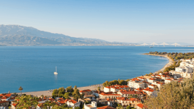 Aunque Grecia es famosa por Santorini, Mykonos y Atenas, el país alberga tesoros turísticos discretos: aldeas medievales, playas vírgenes, montañas sagradas y yacimientos arqueológicos casi sin visitantes.