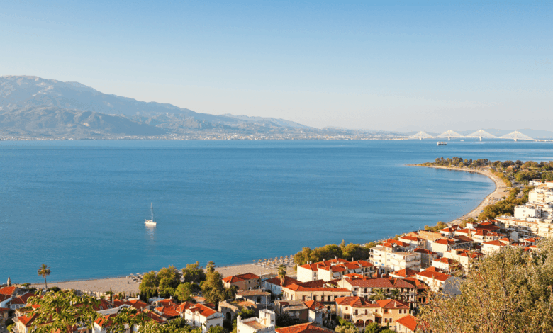 Aunque Grecia es famosa por Santorini, Mykonos y Atenas, el país alberga tesoros turísticos discretos: aldeas medievales, playas vírgenes, montañas sagradas y yacimientos arqueológicos casi sin visitantes.