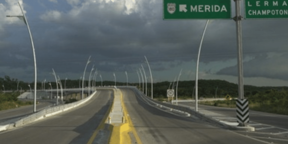Las autoridades analizan contratar un financiamiento para rehabilitar carreteras estratégicas que conectan zonas productivas en Campeche. | Foto: Gob MX