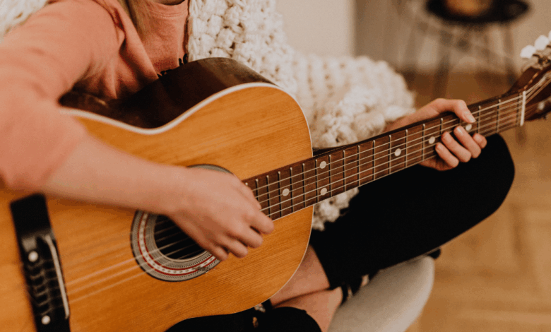 Aplicaciones móviles y plataformas web ofrecen en 2025 una amplia variedad de recursos para aprender a tocar un instrumento musical, combinando tutoriales interactivos, retroalimentación en tiempo real y lecciones progresivas adaptadas a todos los niveles.