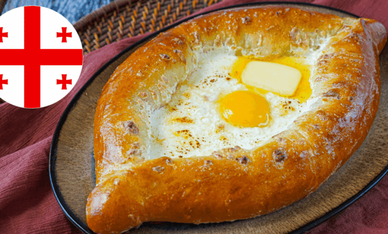 Khachapuri Adjaruli El barco de queso georgiano que tienes que probar antes de morir (Foto pot Tara's Multicultural Table)