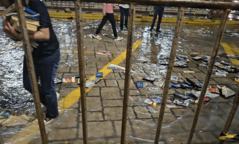 Lluvia inesperada arruina feria de libros usados en el Centro Histórico