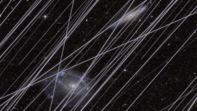 Satélites de megaconstelaciones como Starlink generan rastros luminosos que contaminan hasta el 96% de las imágenes captadas por telescopios espaciales, según la NASA. | Foto: NASA/Borlaff, Marcum, Howell Nature, 2025