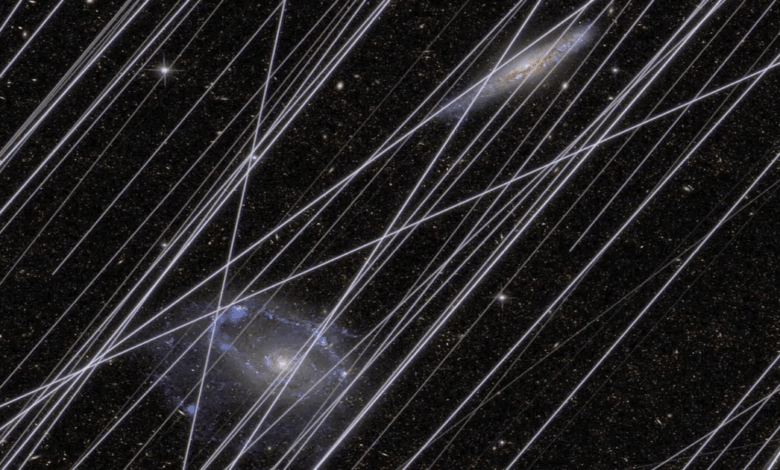 Satélites de megaconstelaciones como Starlink generan rastros luminosos que contaminan hasta el 96% de las imágenes captadas por telescopios espaciales, según la NASA. | Foto: NASA/Borlaff, Marcum, Howell Nature, 2025