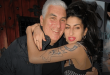 Papá de Amy Winehouse demanda a amigas por subasta millonaria sin su permiso