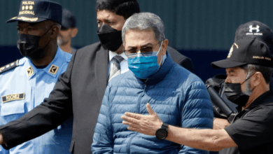 El 8 de diciembre de 2025, el Ministerio Público de Honduras, encabezado por el fiscal general Johel Zelaya, emitió una orden de captura internacional contra el exmandatario hondureño Juan Orlando Hernández