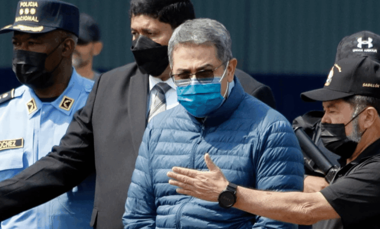 El 8 de diciembre de 2025, el Ministerio Público de Honduras, encabezado por el fiscal general Johel Zelaya, emitió una orden de captura internacional contra el exmandatario hondureño Juan Orlando Hernández