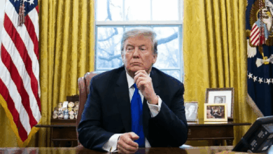 El 2 de diciembre de 2025, Donald Trump declaró que cualquier país que produzca o trafique drogas hacia Estados Unidos “está sujeto a ataques”, indicando que su ofensiva no se limita ya a lanchas navegando en el Caribe, sino que puede extenderse a territorios extranjeros.