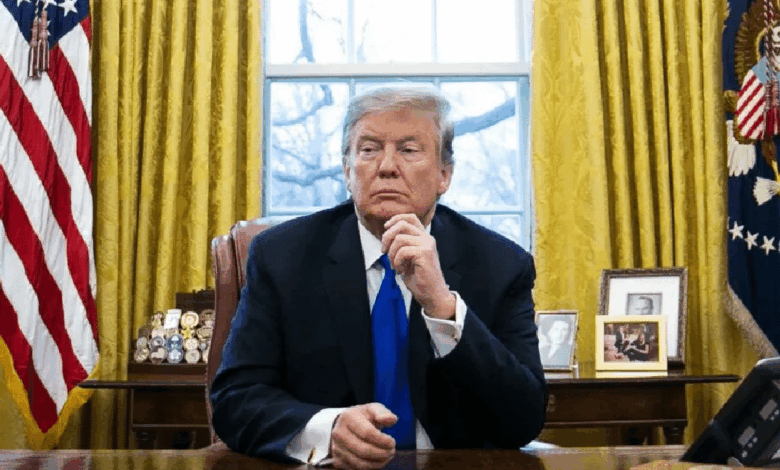 El 2 de diciembre de 2025, Donald Trump declaró que cualquier país que produzca o trafique drogas hacia Estados Unidos “está sujeto a ataques”, indicando que su ofensiva no se limita ya a lanchas navegando en el Caribe, sino que puede extenderse a territorios extranjeros.