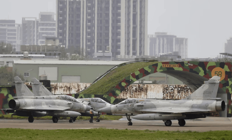 El gobierno de China informó la imposición de sanciones contra 20 empresas estadounidenses del sector Defensa y contra diez de sus altos ejecutivos, a quienes acusa de participar en el suministro de armamento a Taiwán.