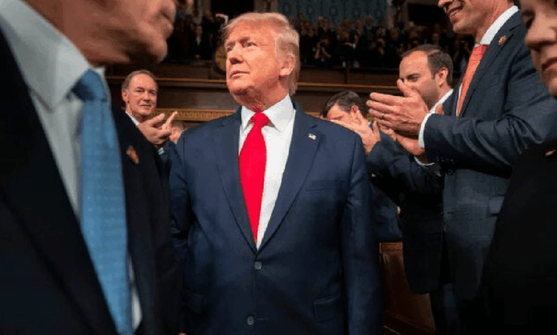 La administración de Donald J. Trump dio a conocer una nueva “Estrategia Nacional de Seguridad” en la que América Latina asume un protagonismo central. El plan incluye fortalecer la influencia estadounidense en la región, combatir migraciones masivas, narcotráfico y amenazas transfronterizas —y revive la lógica de la Doctrina Monroe con un nuevo término: “Corolario Trump”.