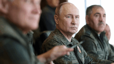 El Gobierno de Rusia acusó a Ucrania de haber intentado atacar con drones una residencia oficial del presidente Vladimir Putin en la región de Novgorod, un hecho que, según Moscú, podría modificar su actitud en las negociaciones sobre el conflicto. Ucrania rechazó las acusaciones y aseguró que se trata de una versión fabricada para justificar nuevas acciones militares.