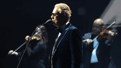 Andrea Bocelli, el tenor italiano que trascendió la ópera para convertirse en una figura global de la música, fue uno de los artistas estelares en la gala del sorteo final de la Copa Mundial FIFA 2026, celebrada en el Kennedy Center de Washington (5 de diciembre de 2025).