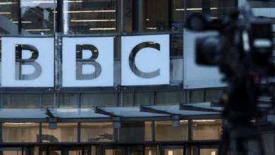 El presidente de Estados Unidos, Donald Trump, presentó una demanda por difamación contra la BBC, reclamando al menos 5 mil millones de dólares en daños, al considerar que un documental emitido por la cadena alteró el contexto de su discurso previo al asalto al Capitolio de Estados Unidos en enero de 2021.