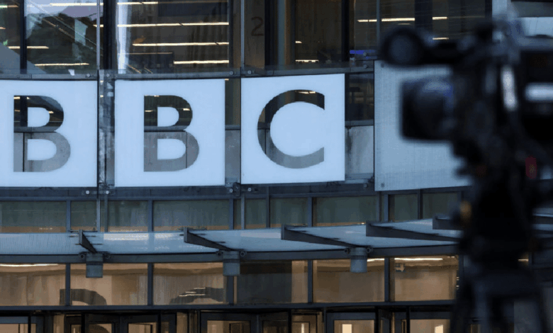 El presidente de Estados Unidos, Donald Trump, presentó una demanda por difamación contra la BBC, reclamando al menos 5 mil millones de dólares en daños, al considerar que un documental emitido por la cadena alteró el contexto de su discurso previo al asalto al Capitolio de Estados Unidos en enero de 2021.