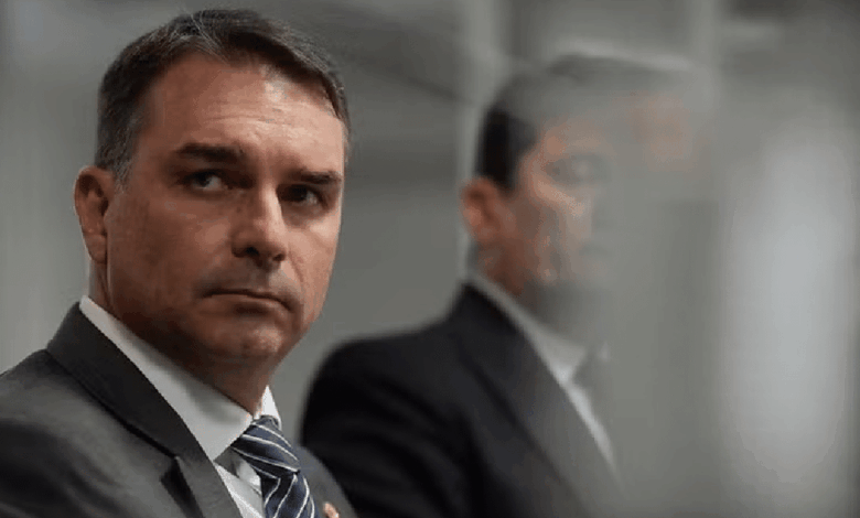 El senador confirmó que su padre, Jair Bolsonaro, lo respaldó como heredero del “proyecto nacional” y buscará competir contra el gobierno actual en octubre de 2026.