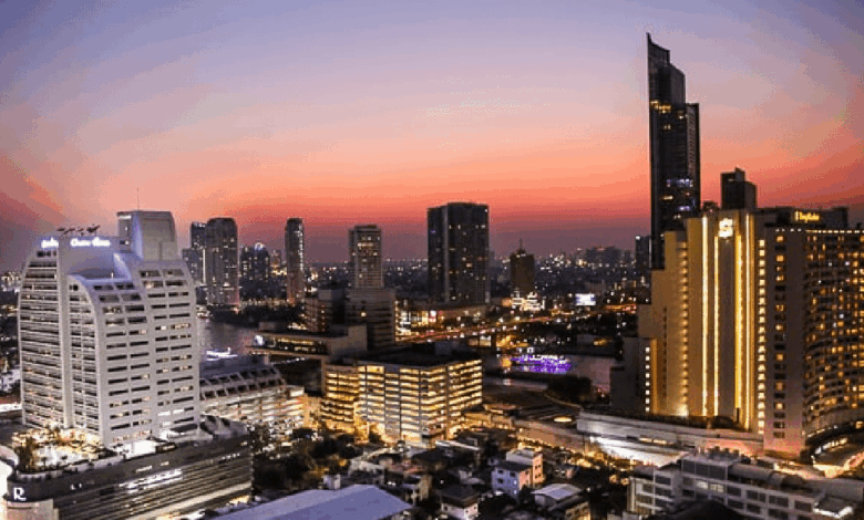 Desde los templos dorados hasta experiencias digitales de última generación, Tailandia cautiva tanto al viajero romántico como al amante de la tecnología.