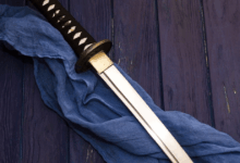 La katana —esa hoja curva, afilada y simbólica del guerrero samurái— no tiene un único “inventor” comprobado por documentos contemporáneos: su origen mezcla leyenda (el herrero mítico Amakuni)