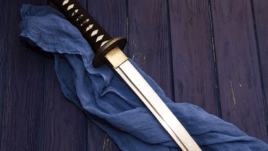 La katana —esa hoja curva, afilada y simbólica del guerrero samurái— no tiene un único “inventor” comprobado por documentos contemporáneos: su origen mezcla leyenda (el herrero mítico Amakuni)