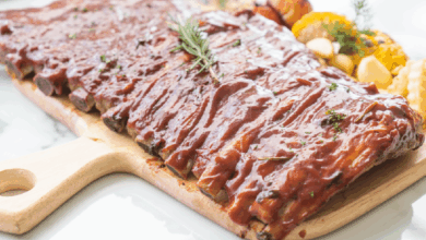 Las costillas de cerdo a la miel pueden prepararse sin horno y con resultados igual de jugosos y sabrosos.