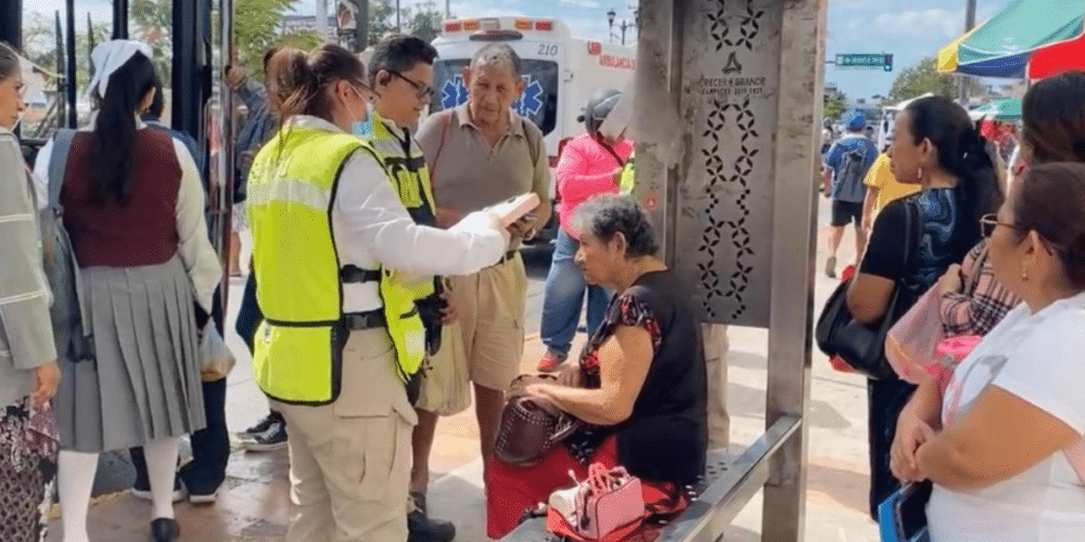 Auxilian a adulta mayor tras sufrir malestar frente al mercado principal