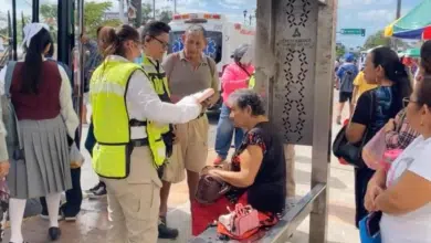 Auxilian a adulta mayor tras sufrir malestar frente al mercado principal