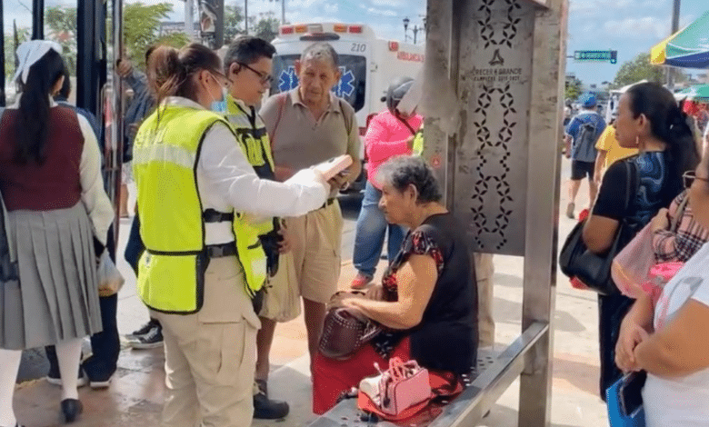 Auxilian a adulta mayor tras sufrir malestar frente al mercado principal