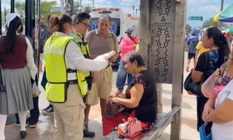 Auxilian a adulta mayor tras sufrir malestar frente al mercado principal