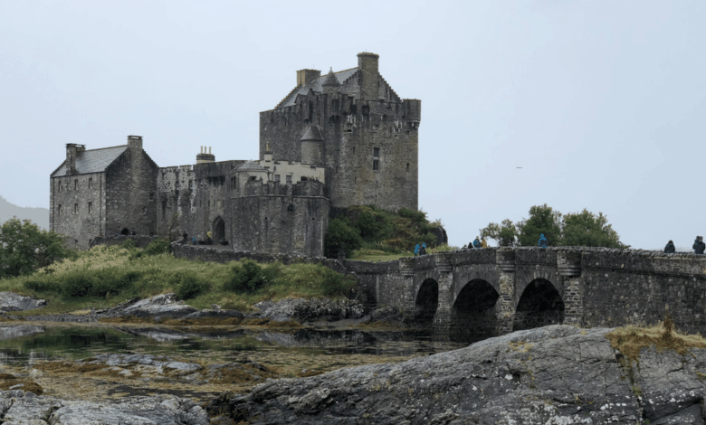Escocia se consolida como uno de los destinos turísticos más atractivos de Europa gracias a la combinación de paisajes naturales imponentes, ciudades históricas, castillos medievales y una identidad cultural profundamente arraigada.
