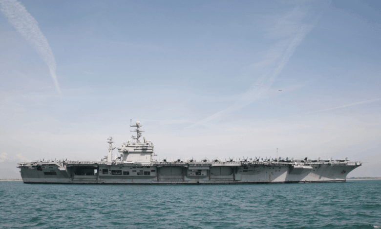 El despliegue del portaaviones Abraham Lincoln y su grupo de escolta en Oriente Próximo marca un nuevo punto de presión en la relación entre Estados Unidos e Irán. Aunque el presidente Donald Trump ha advertido sobre la posibilidad de una acción militar, altos funcionarios estadounidenses aseguran que aún existe margen para una salida diplomática.