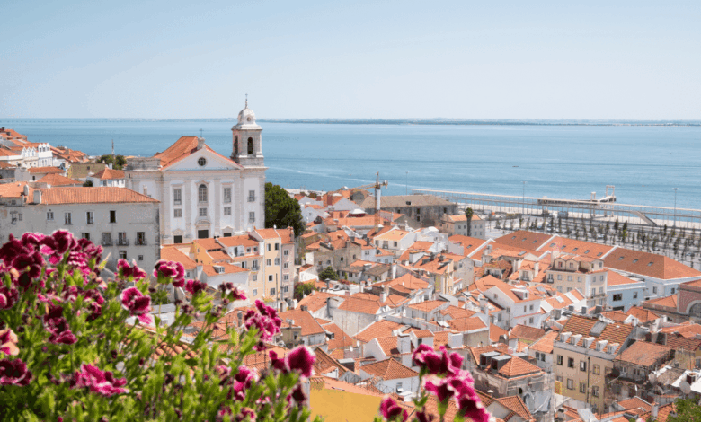 Alfama es uno de los lugares más emblemáticos de Portugal y una visita imprescindible para quienes buscan historia, cultura y autenticidad.